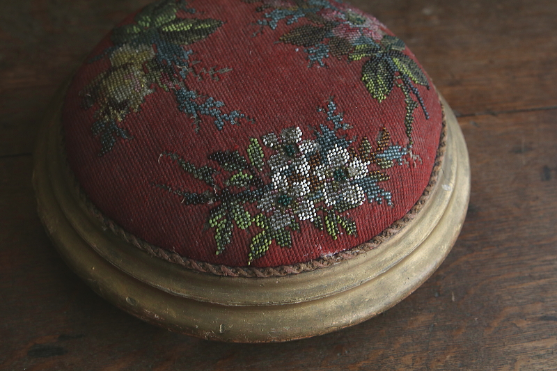 ビーズワークと刺繍のオットマン　ヴィクトリアン　イギリス　アンティークストリュフ