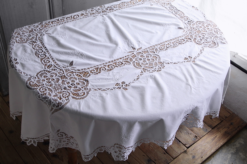 バテンレースと花の刺繍　コットンノーバリテーブルクロス　イギリス　アンティークストリュフ