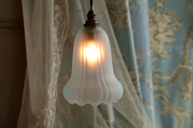 フロストブルーグラスのペンダントランプ　イギリス　アンティークストリュフ