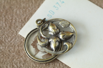 木の実のロケットペンダント　アール・ヌーヴォー　フランス　アンティークストリュフ