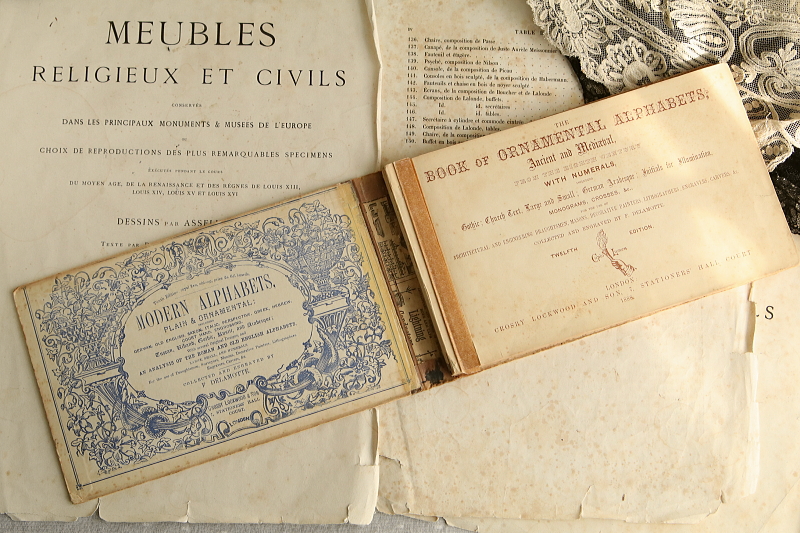 アルファベットの図案集　the book ornamental alphabets イギリス アンティークストリュフ