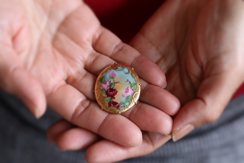 薔薇のポーセリンブローチ　ヨーロッパ アンティークストリュフ