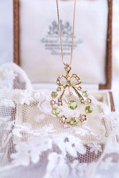 アンティークパールペンダントネックレス　ペリドット　リボンリース　マリーアントワネット　ルイ16世様式　ベルエポック　エドワーディアンジュエリー　イギリス　アンティークストリュフ 20260121