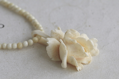 象牙の薔薇のペンダントネックレス　フランス　アンティークストリュフ
