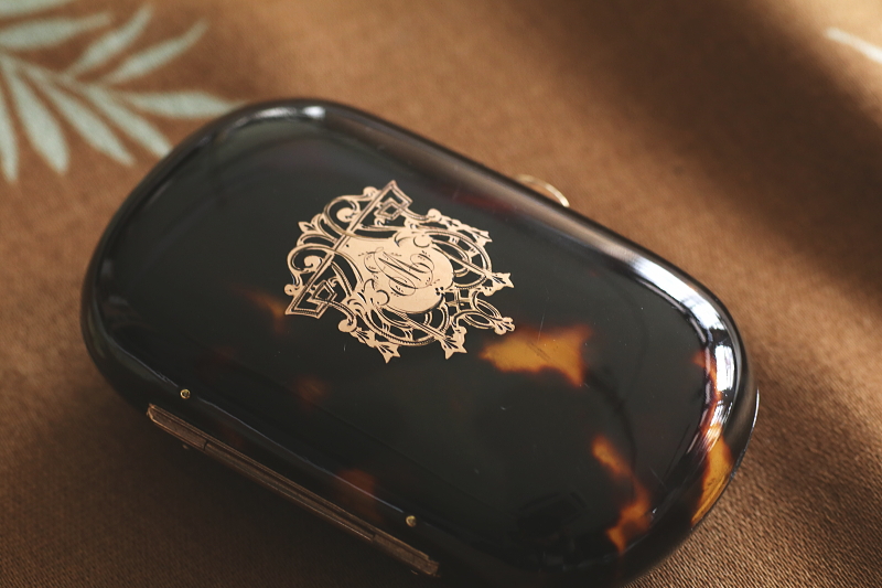 モノグラムのピクウェパース　フランス　べっ甲　アンティークストリュフ