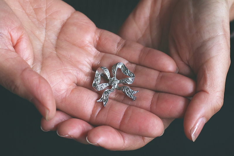 マーカサイト　リボンシルバーブローチ　フランス　アンティークストリュフ