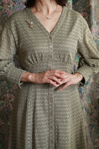 ラインストーンの花のブローチ　ヨーロッパ　アンティークストリュフ