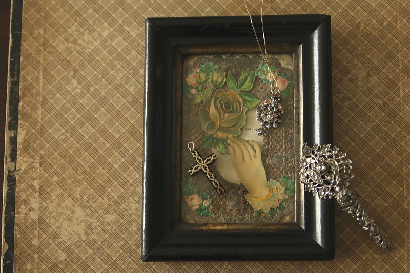 ヴィクトリアングリーティングカードフレーム　バラを持つ貴婦人の手 アンティークストリュフ
