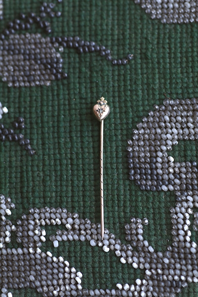 真珠飾りのゴールドハート　ピンブローチ　アンティークジュエリー　ヴィンテージアクセサリー　イギリス　アンティークストリュフ 20251211