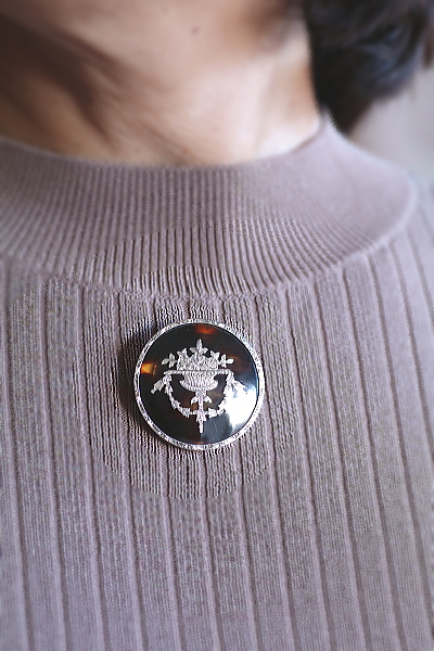 花籠とフェストゥーンのピクウェブローチ　イギリス アンティークストリュフ