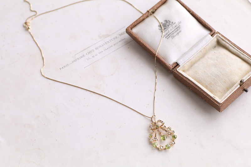 アンティークパールペンダントネックレス　ペリドット　リボンリース　マリーアントワネット　ルイ16世様式　ベルエポック　エドワーディアンジュエリー　イギリス　アンティークストリュフ