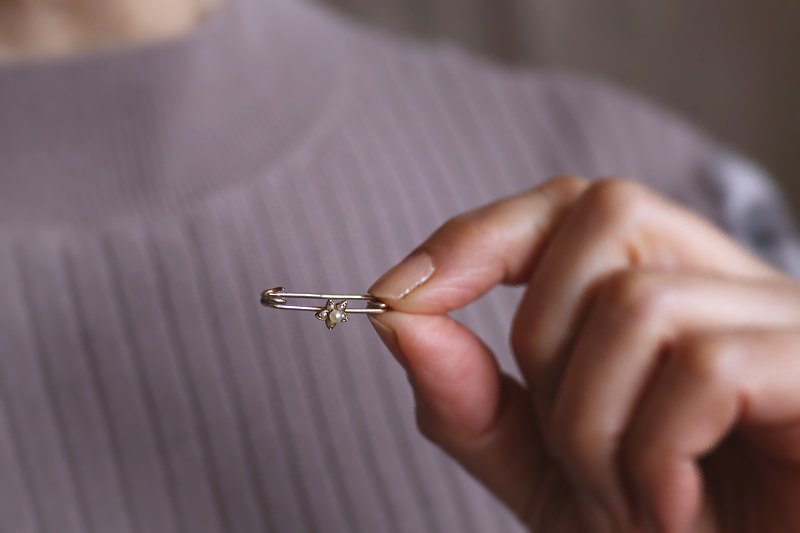 パールの小花のゴールドベビーピン　イギリス　アンティークストリュフ