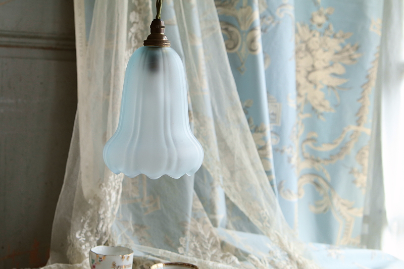 フロストブルーグラスのペンダントランプ　イギリス　アンティークストリュフ