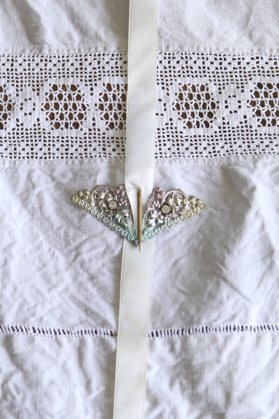 ペースト飾りのアイビーバックル　ヨーロッパ　アンティークストリュフ