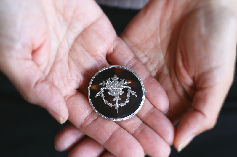 花籠とフェストゥーンのピクウェブローチ　イギリス アンティークストリュフ