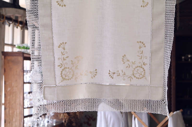 花の刺繍のティークロス　イギリス　アンティークストリュフ