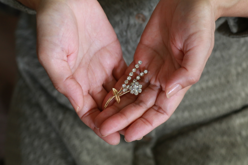 ラインストーンの花のブローチ　ヨーロッパ　アンティークストリュフ