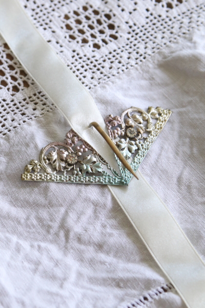 ペースト飾りのアイビーバックル　ヨーロッパ　アンティークストリュフ