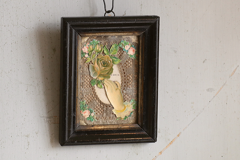 ヴィクトリアングリーティングカードフレーム　バラを持つ貴婦人の手 アンティークストリュフ