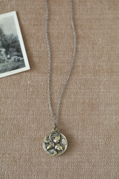 木の実のロケットペンダント　アール・ヌーヴォー　フランス　アンティークストリュフ