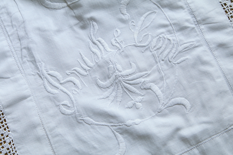 刺繍とクロッシェレース　ブラシ＆コームバッグ アンティークストリュフ