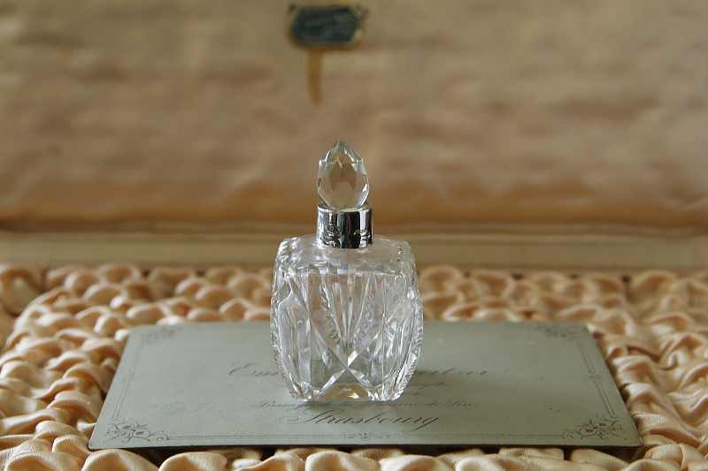 銀巻きのカットガラスパフュームボトル　イギリス アンティークストリュフ