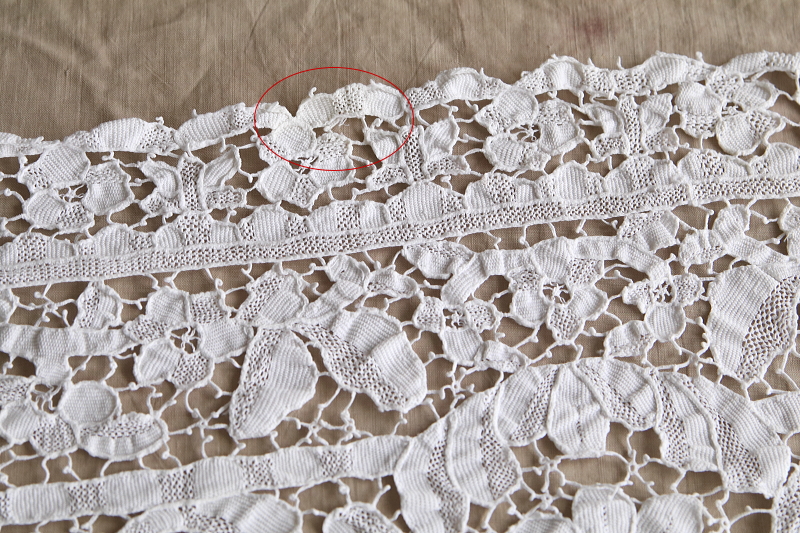 ニードルレーステーブルランナー　花唐草　アンティークストリュフ