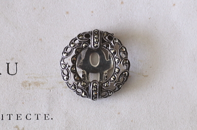 アールデコマーカサイト　シルバードレスクリップ　ヨーロッパ　アンティークストリュフ