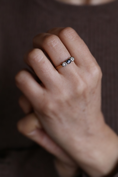 ブルーサファイアアンドダイヤ　3ストーンリング　イギリス　アンティークストリュフ