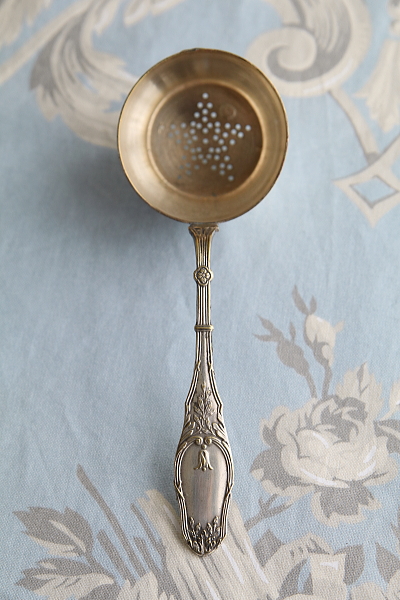 リボンレリーフのティーストレーナー　フランス　L.Gestin　アンティークストリュフ