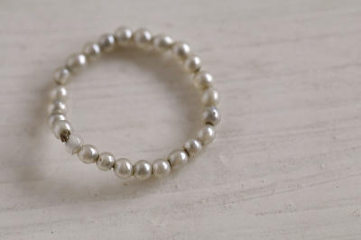 ヴィクトリアン　グラスパールベビーリング　イギリス　アンティークストリュフ