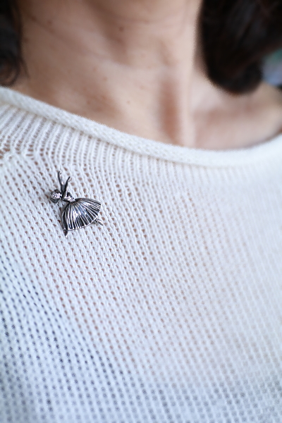 バレリーナシルバーブローチ　イギリス　アンティークストリュフ