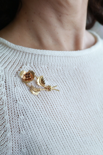 ゴールドプレートフラワーブローチ　アンバーガラス　ヨーロッパ　アンティークストリュフ