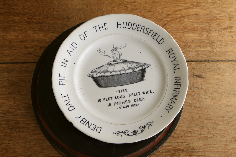 デンビーデールのパイ絵皿　イギリス アンティークストリュフ