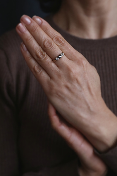 ブルーサファイアアンドダイヤ　3ストーンリング　イギリス　アンティークストリュフ