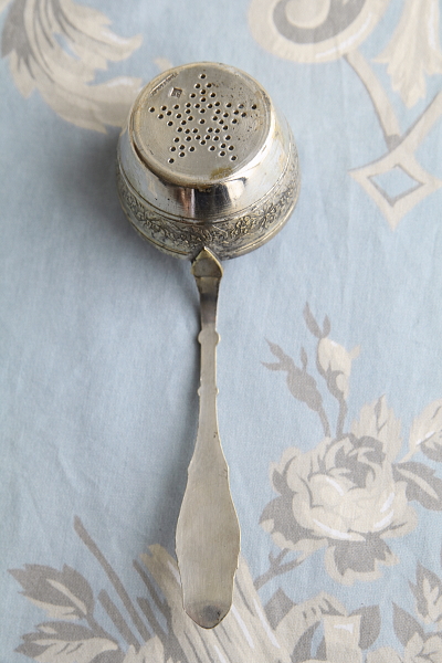リボンレリーフのティーストレーナー　フランス　L.Gestin　アンティークストリュフ