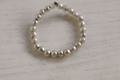 ヴィクトリアン　グラスパールベビーリング　イギリス　アンティークストリュフ