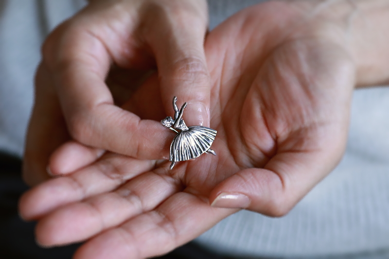 バレリーナシルバーブローチ　イギリス　アンティークストリュフ