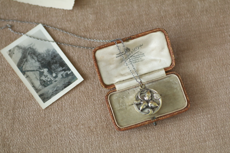 木の実のロケットペンダント　アール・ヌーヴォー　フランス　アンティークストリュフ