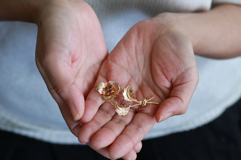 ゴールドプレートフラワーブローチ　アンバーガラス　ヨーロッパ　アンティークストリュフ