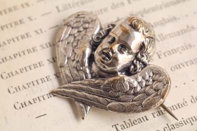 鍍銀の天使のブローチ　ヨーロッパ　アンティークストリュフ