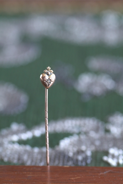 真珠飾りのゴールドハート　ピンブローチ　アンティークジュエリー　ヴィンテージアクセサリー　イギリス　アンティークストリュフ 20251211