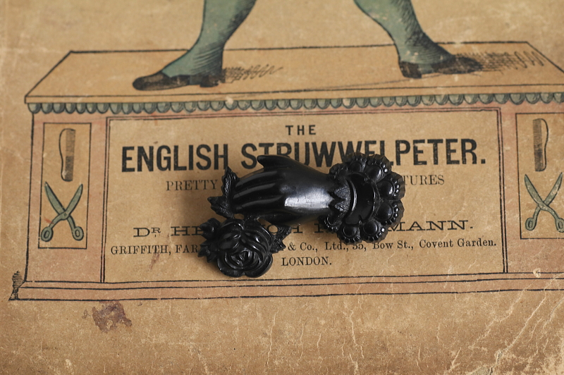 プレスドホーンブローチ　薔薇を持つ手　イギリス　アンティークストリュフ