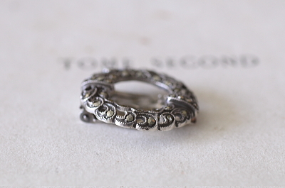 アールデコマーカサイト　シルバードレスクリップ　ヨーロッパ　アンティークストリュフ