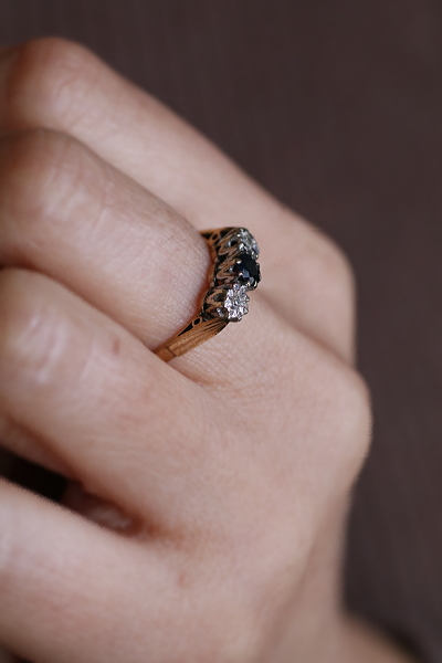 ブルーサファイアアンドダイヤ　3ストーンリング　イギリス　アンティークストリュフ