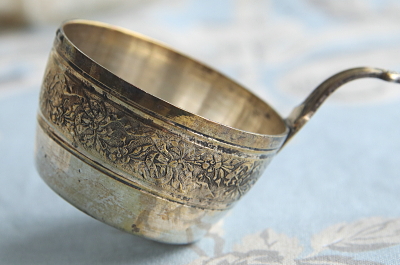 リボンレリーフのティーストレーナー　フランス　L.Gestin　アンティークストリュフ