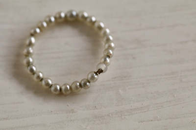 ヴィクトリアン　グラスパールベビーリング　イギリス　アンティークストリュフ