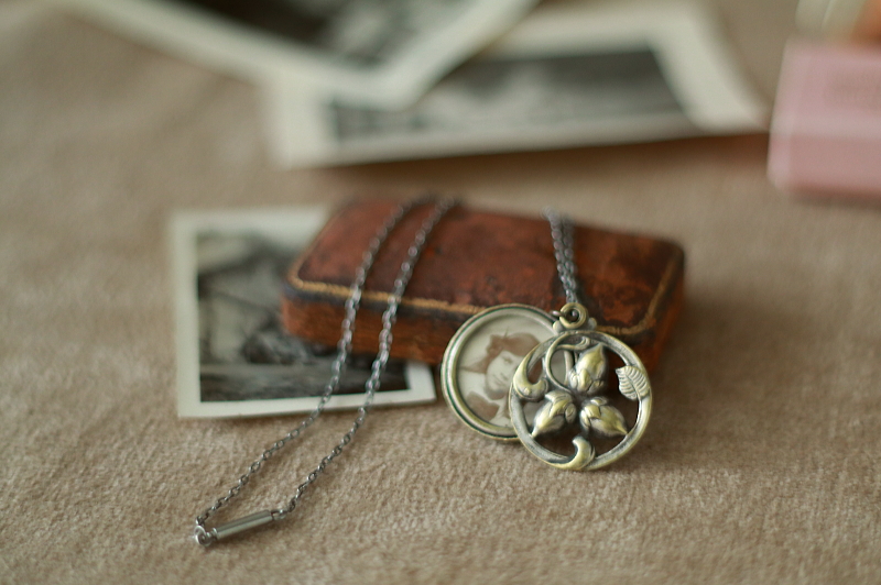 木の実のロケットペンダント　アール・ヌーヴォー　フランス　アンティークストリュフ