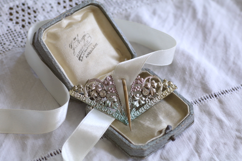 ペースト飾りのアイビーバックル　ヨーロッパ　アンティークストリュフ