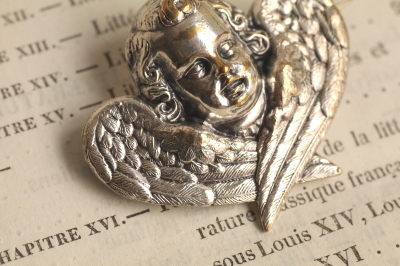 鍍銀の天使のブローチ　ヨーロッパ　アンティークストリュフ